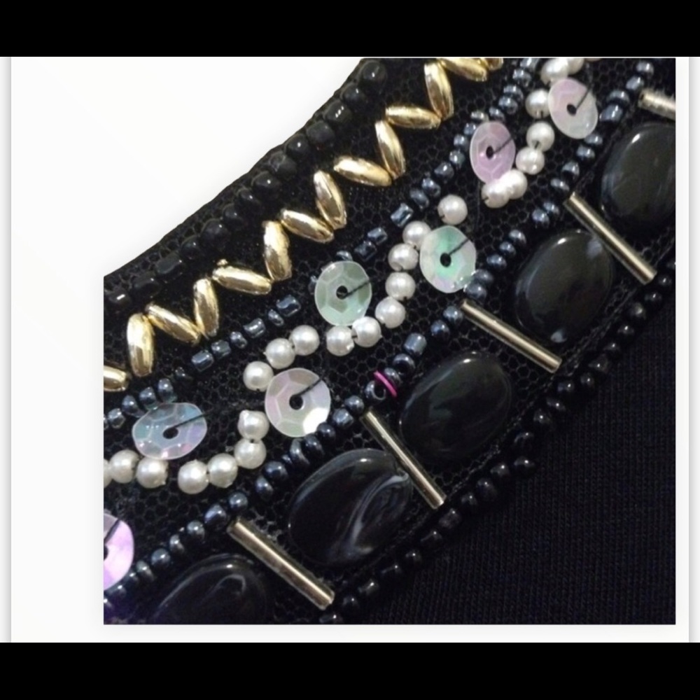 🔴Black Top with beautiful details on neckline - Picture 3 of 4